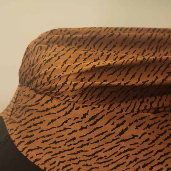 Banana Republic Satin Zebra Blouse Size L - Picture 4 of 13